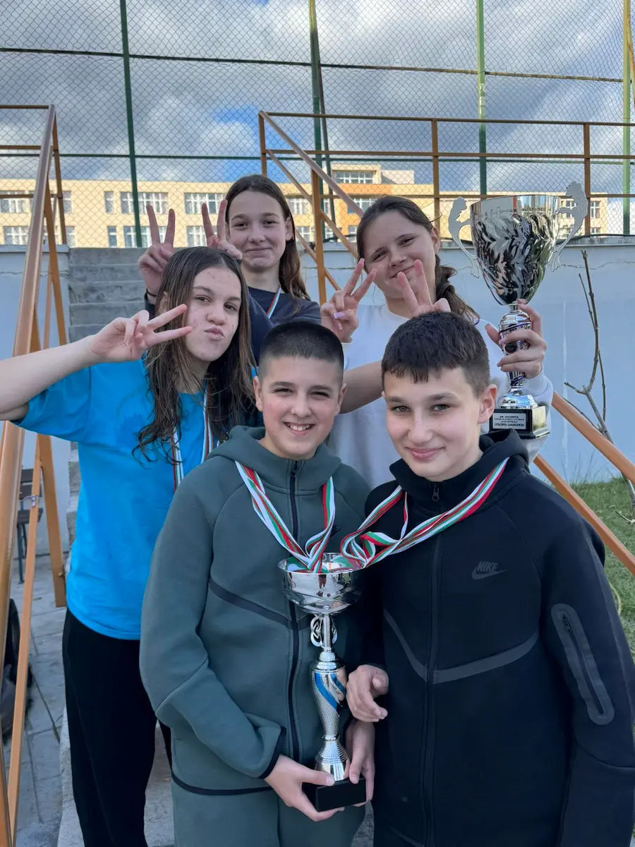 Усмивки, медали и една голяма купа! 🏆 Поздравления за нашите малки герои за отличното представяне в Благоевград. Продължавайте да плувате към върха! ✨🏊‍♂️🥇 #МладиТаланти #ВодноСпасяване #БЧК #ВеликоТърново #Победители